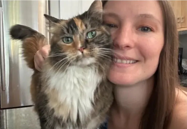 Une propriétaire avec son chat